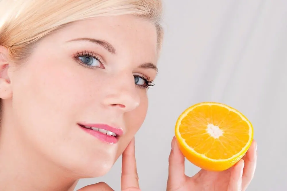 Fruchtsäure-Peeling wird mit Pinsel aufgetragen
