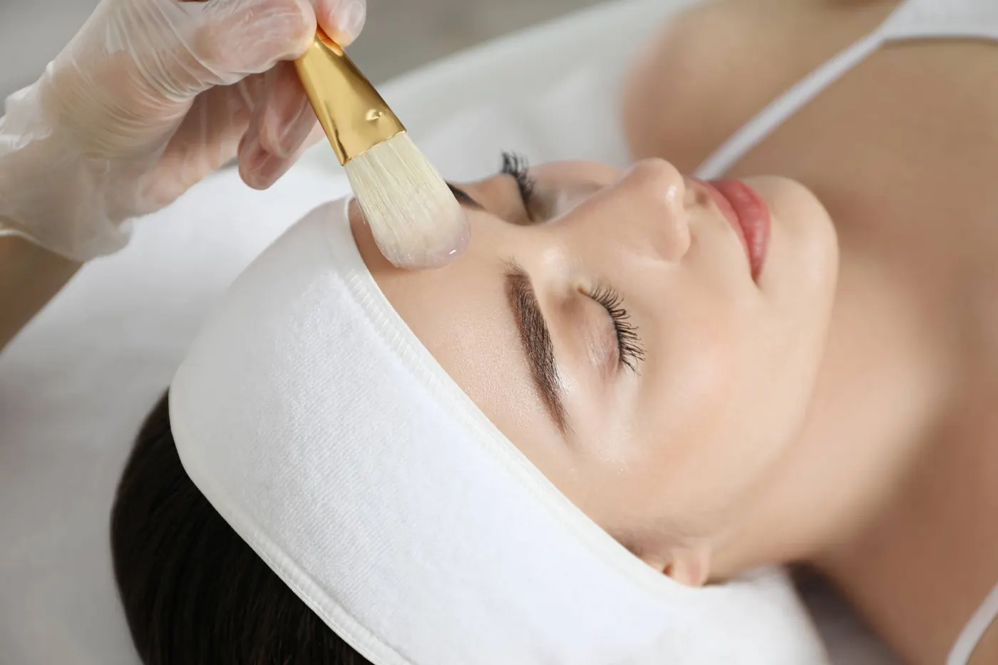 Fruchtsäure-Peeling wird mit Pinsel aufgetragen