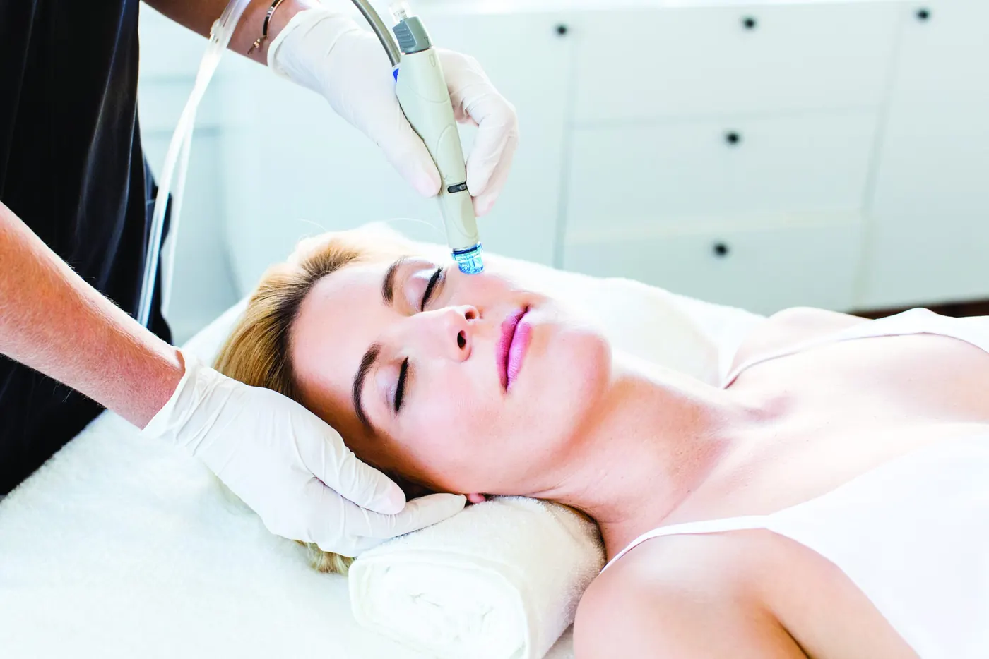 HydraFacial-Behandlung mit Handstück im Studio