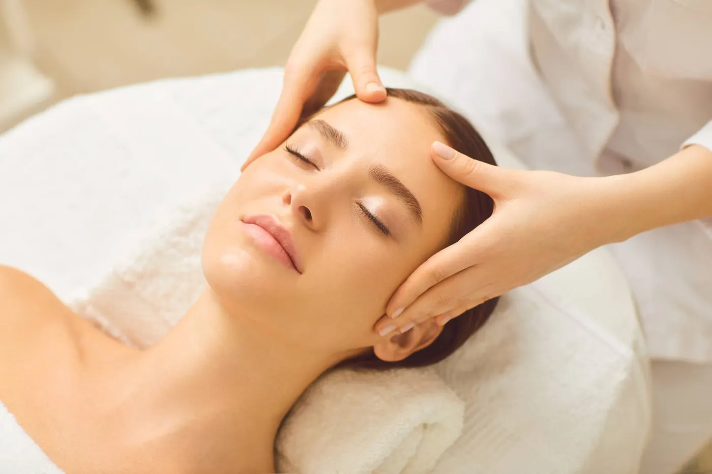 Entspannende Gesichtsmassage bei einer klassischen Gesichtsbehandlung