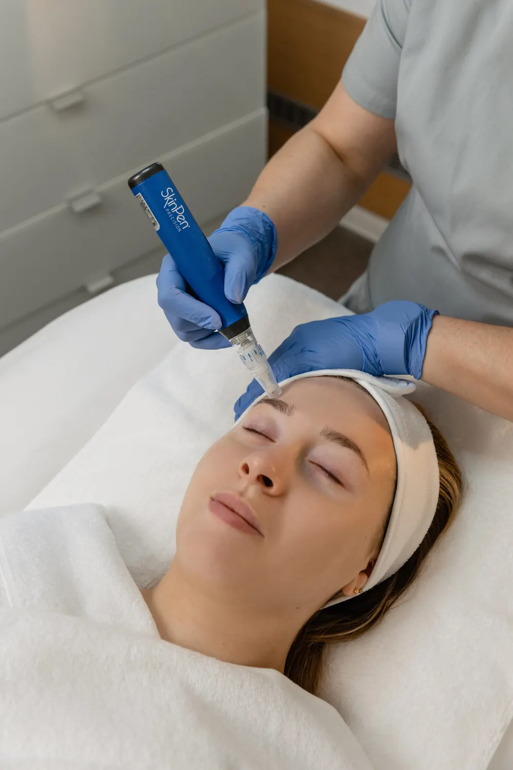 Margarita Görtz bei einer SkinPen Microneedling-Behandlung