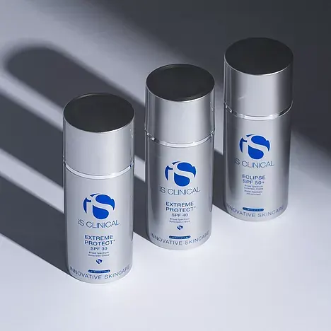 Frau mit Eiswürfeln – Fire & Ice Facial