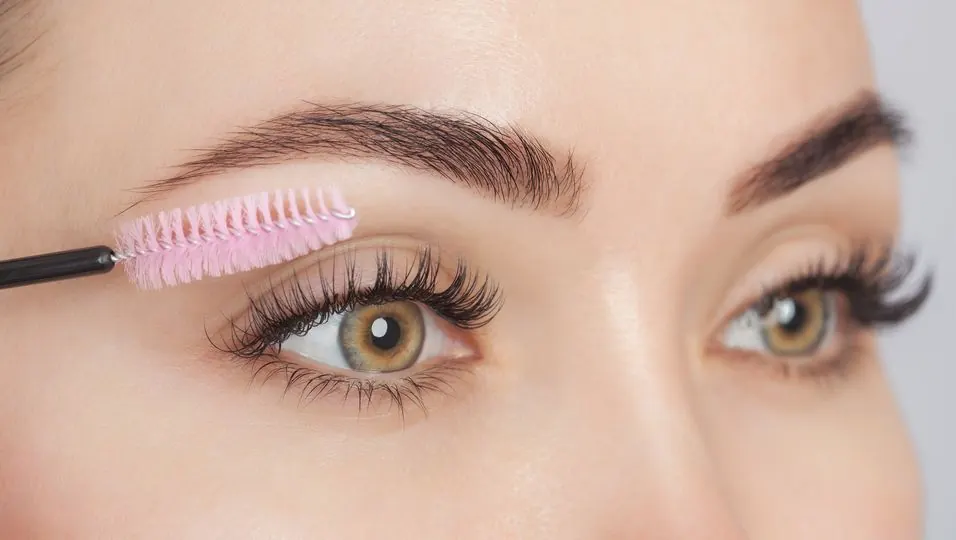 Geschwungene Wimpern nach dem Wimpernlifting